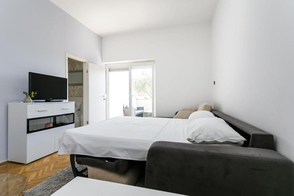 Łóżko lub łóżka w pokoju w obiekcie Apartments Mate Balote 54