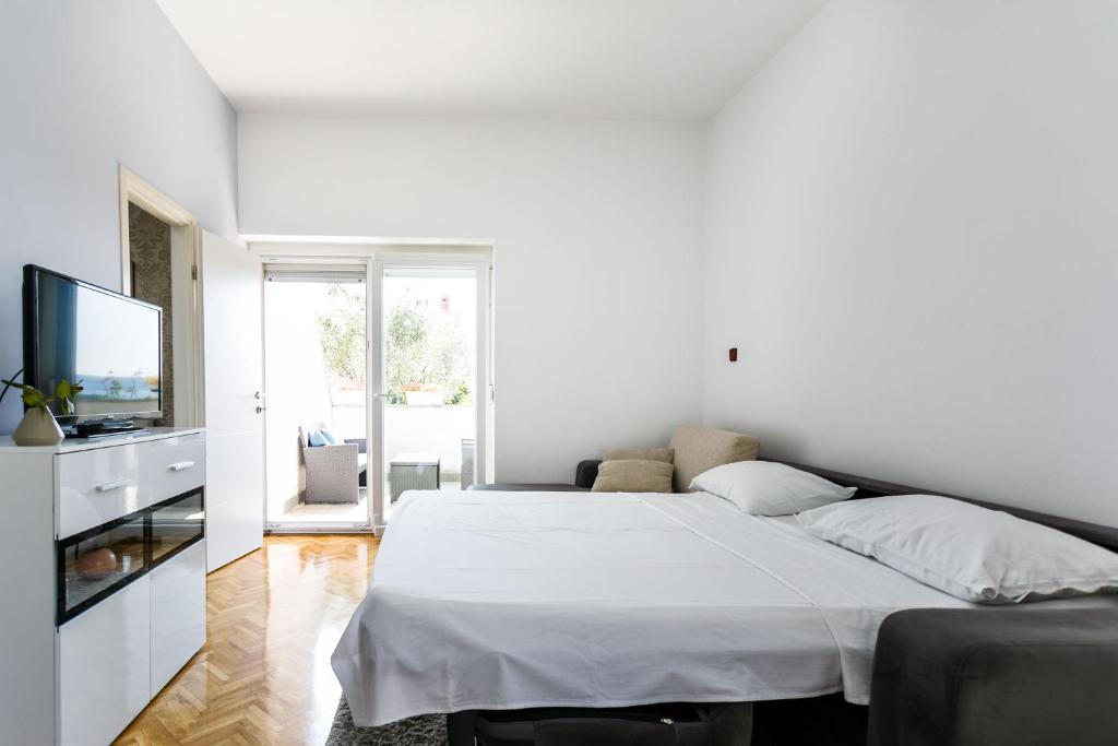 Łóżko lub łóżka w pokoju w obiekcie Apartments Mate Balote 54