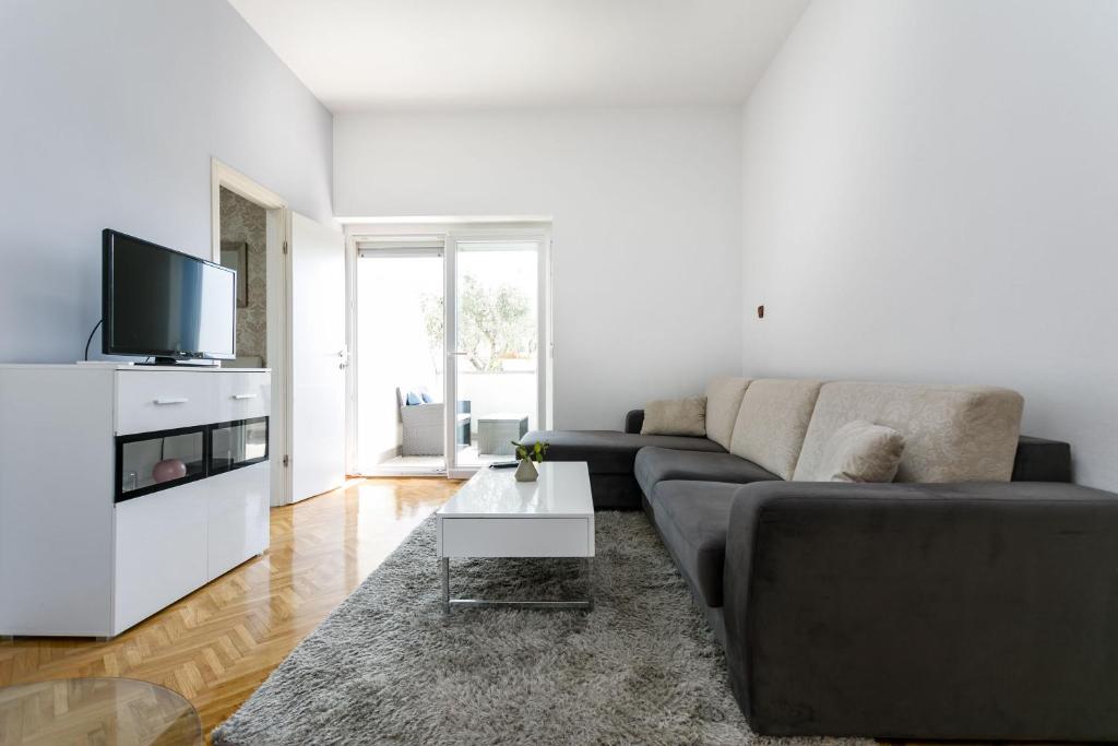 Telewizja i/lub zestaw kina domowego w obiekcie Apartments Mate Balote 54