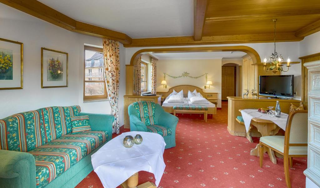 TV a/nebo společenská místnost v ubytování Hotel Thomahof