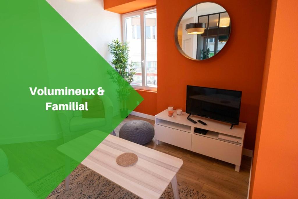 uma sala de estar com televisão e espelho em Gahenda - Appartement Volumineux et Familial - Parking, WiFi & Netflix em Hendaye