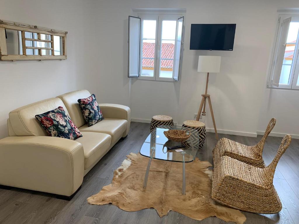 uma sala de estar com um sofá e uma mesa em Alter Village Apartments em Alter do Chão