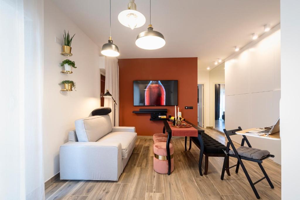 - un salon avec un canapé blanc et une table dans l'établissement STELLA - Luxury by the Sea - Boutique Apartment, à Martinsicuro