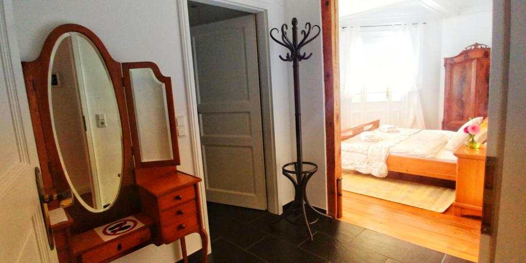 Privathotel Der Schwarze Herrgott No TV - 阳台的双人间