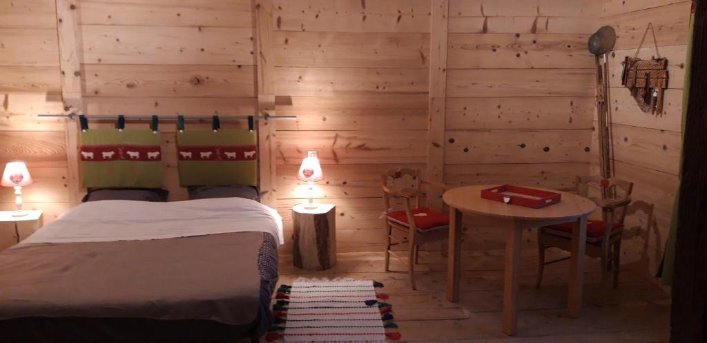 Voodi või voodid majutusasutuse Le Jura en toutes saisons Piscine, SPA, location VTT, balades 2cv, climatisation toas