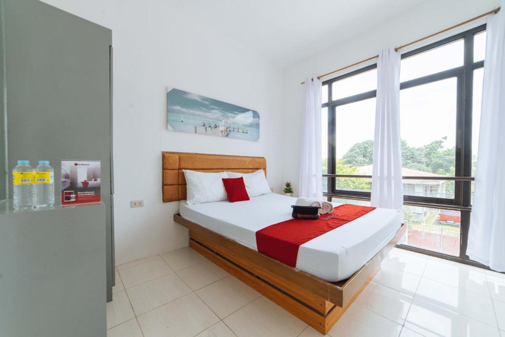 Кровать или кровати в номере RedDoorz Plus near Dadiangas Heights