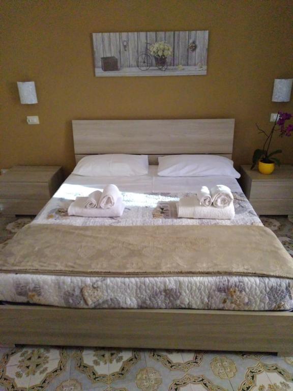 Łóżko lub łóżka w pokoju w obiekcie Una Scala Dal Centro