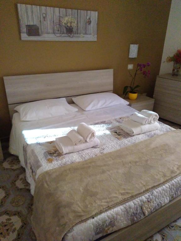 Łóżko lub łóżka w pokoju w obiekcie Una Scala Dal Centro