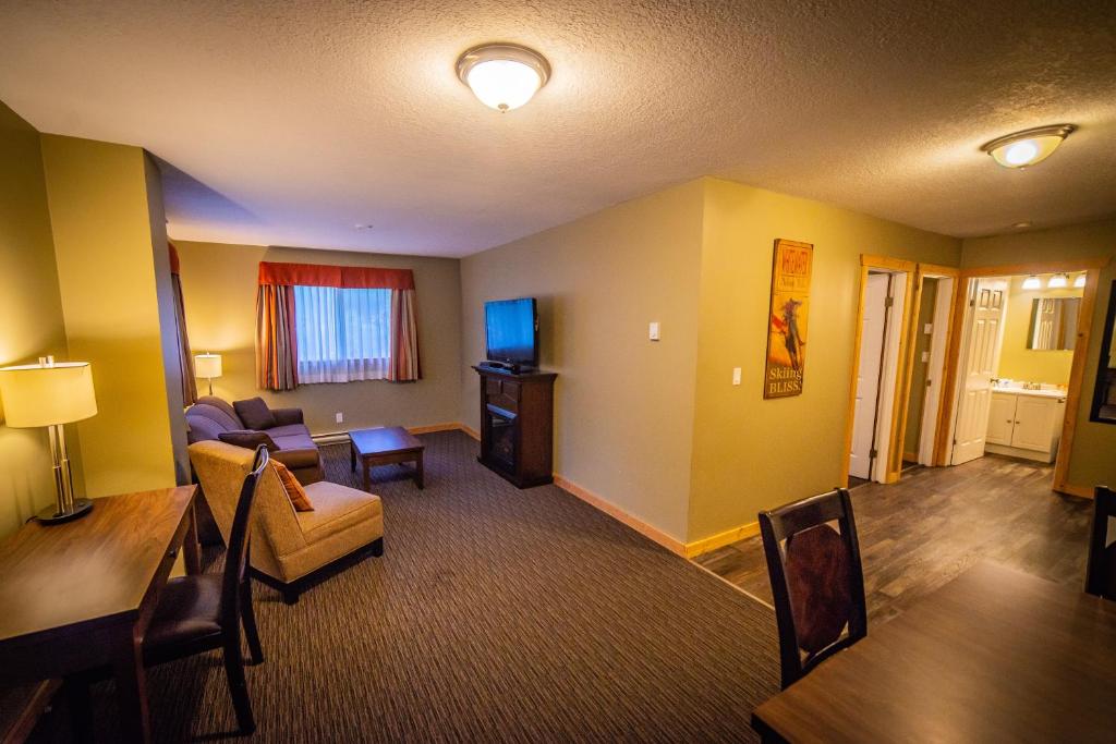 TV a/nebo společenská místnost v ubytování Alpine Inn & Suites