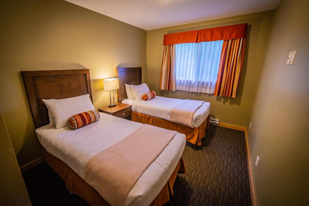 Postel nebo postele na pokoji v ubytování Alpine Inn & Suites