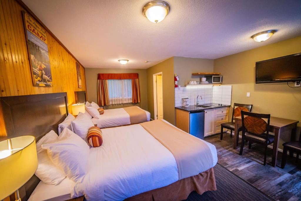 Postel nebo postele na pokoji v ubytování Alpine Inn & Suites