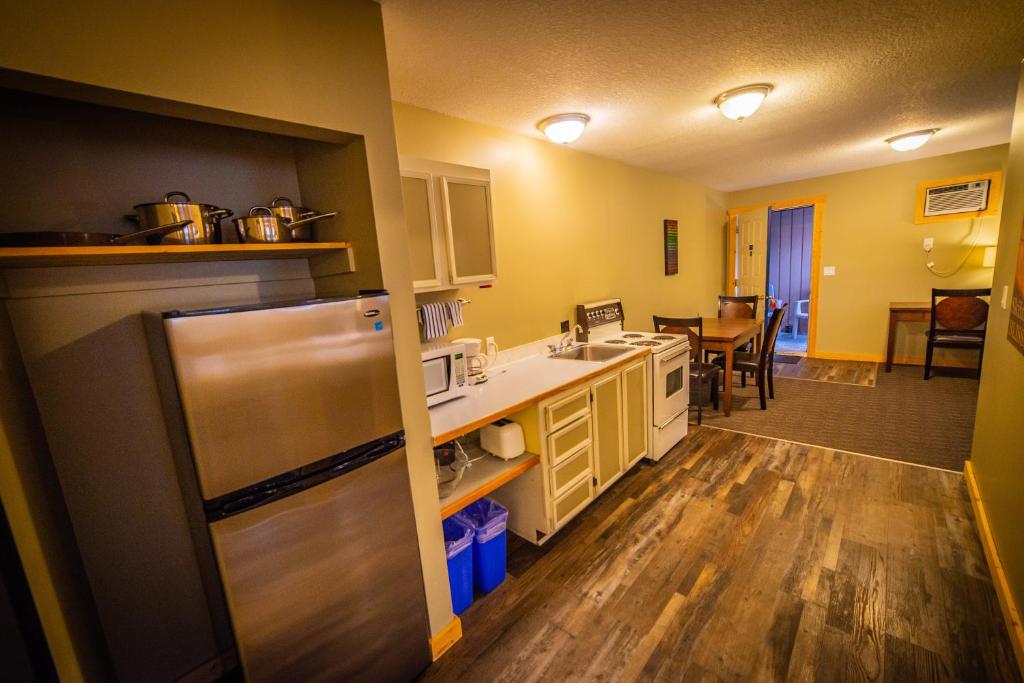 Kuchyň nebo kuchyňský kout v ubytování Alpine Inn & Suites
