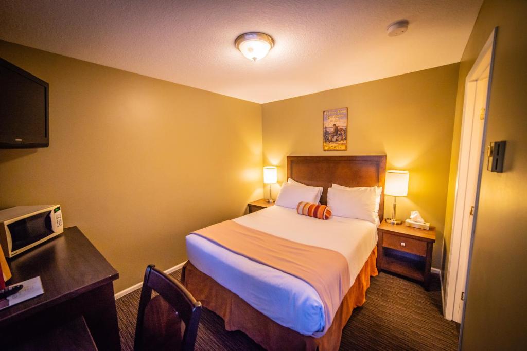 Postel nebo postele na pokoji v ubytování Alpine Inn & Suites