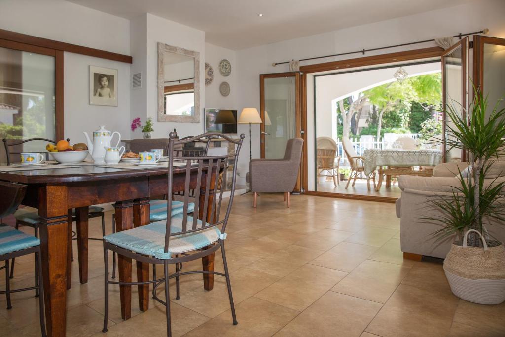 a kitchen and living room with a table and chairs at Carrasqueta in Port d'Alcudia