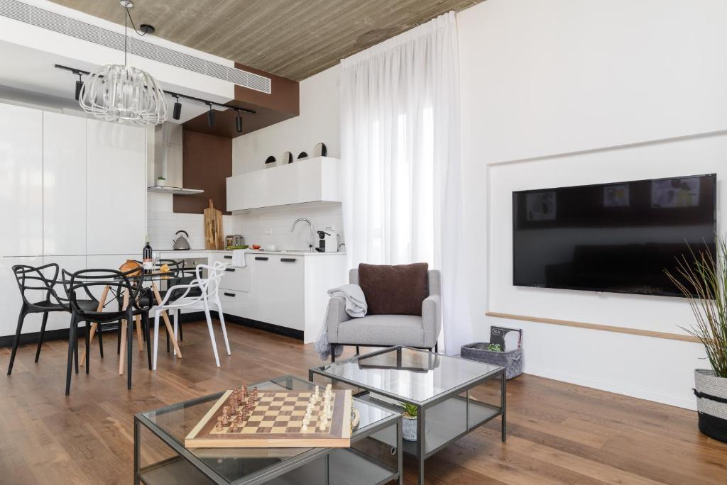 TV a/nebo společenská místnost v ubytování The Rambam Residence - By Localz Group