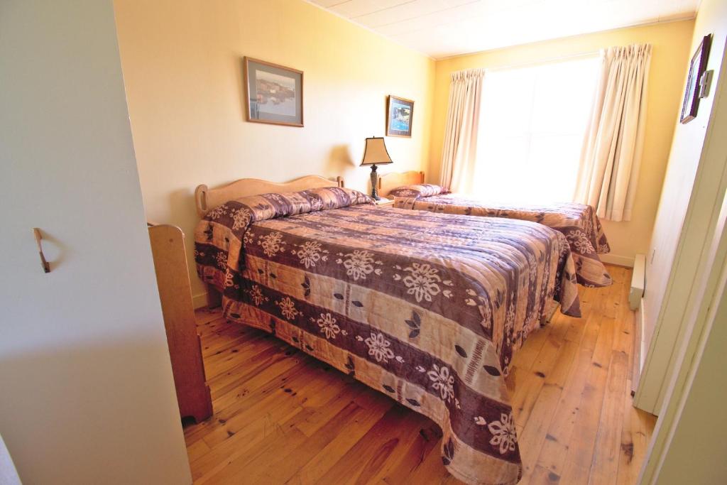 Postel nebo postele na pokoji v ubytování Lakeview Lodge and Cottages