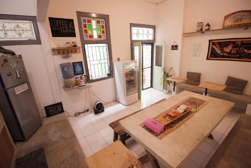 Posezení v ubytování Sante Commune Hostel Yogyakarta