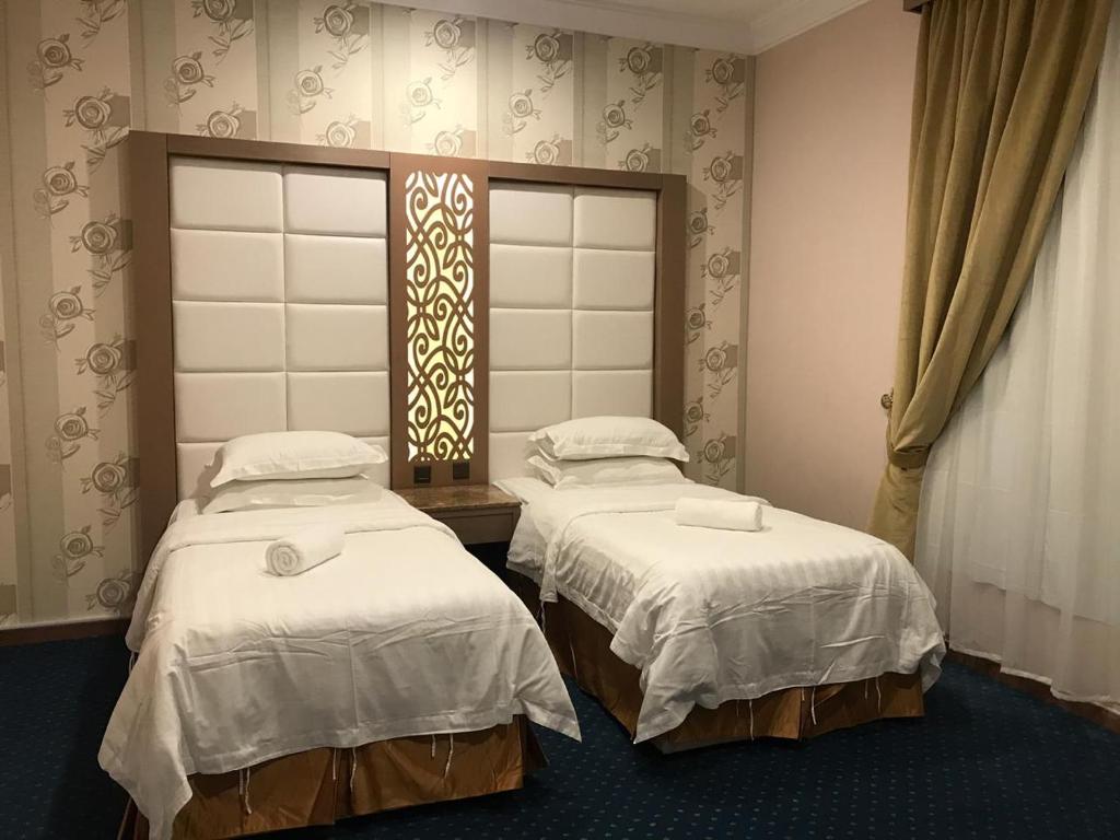Postel nebo postele na pokoji v ubytování Ajwaa Suites