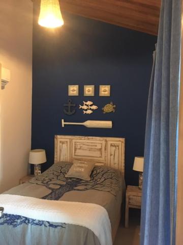 - une chambre dotée d'un lit avec un mur bleu dans l'établissement Praia do Forte Apartamento Fantástico, à Praia do Forte