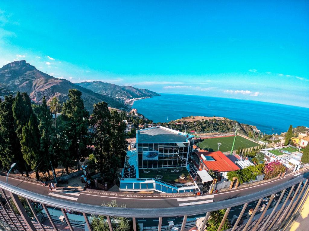 タオルミーナにあるVilla Maremontiの海を背景にした建物の航空写真