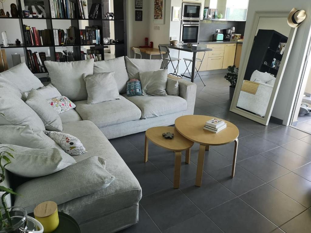 ein Wohnzimmer mit einem weißen Sofa und einem Tisch in der Unterkunft Home away from Home in Paphos City