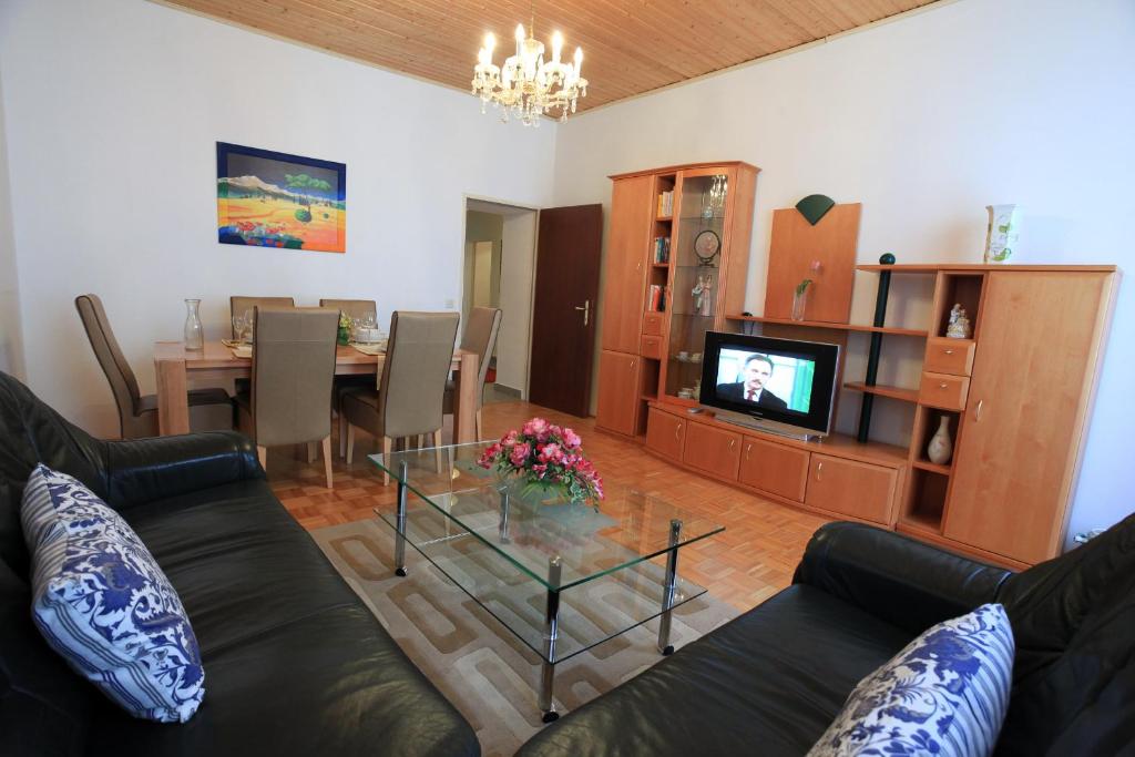 Uma televisão e/ou sistema de entretenimento em Classic Apartment I Close to Main Station I 10 Minutes to Belvedere