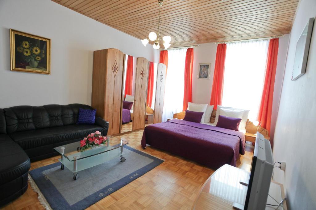 Uma cama ou camas num quarto em Classic Apartment I Close to Main Station I 10 Minutes to Belvedere