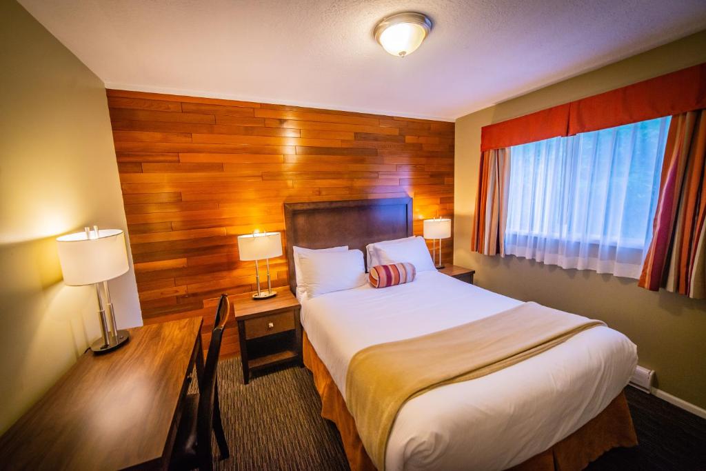 Postel nebo postele na pokoji v ubytování Alpine Inn & Suites