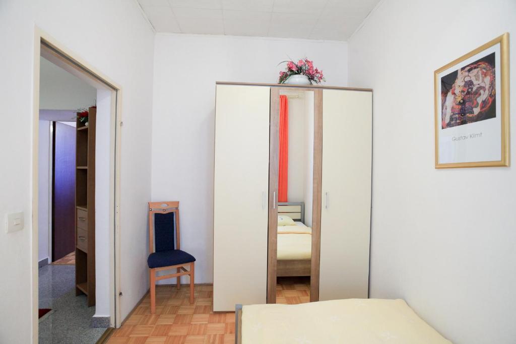 Uma cama ou camas num quarto em Classic Apartment I Close to Main Station I 10 Minutes to Belvedere