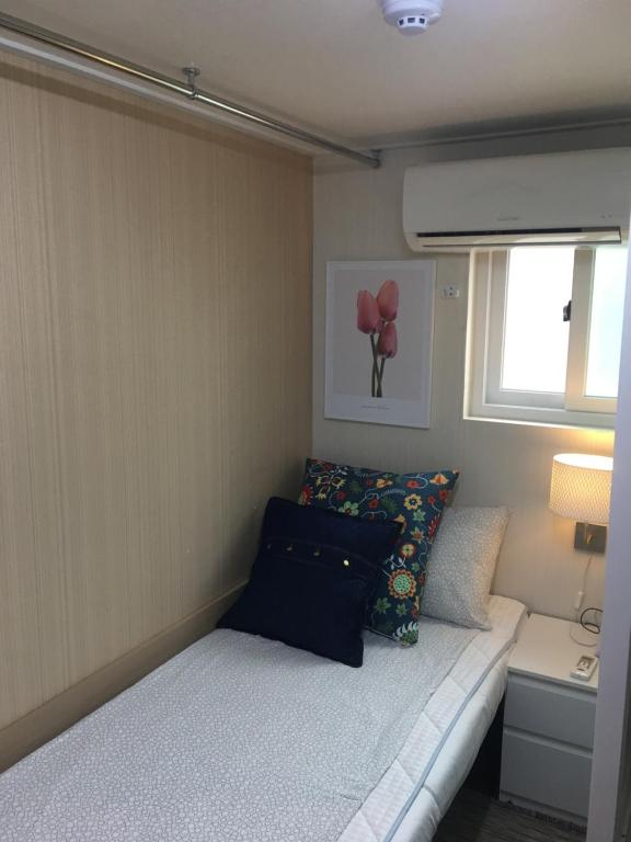 首爾的住宿－Guest House ShaSha，一间小卧室,配有一张床和两个红色气球