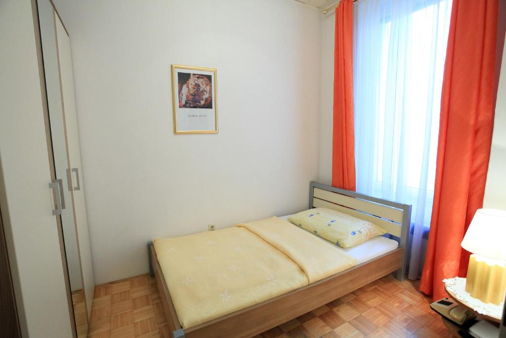 Uma cama ou camas num quarto em Classic Apartment I Close to Main Station I 10 Minutes to Belvedere