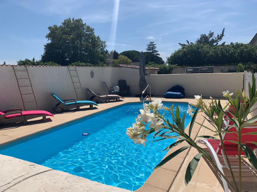 une piscine dans l'arrière-cour d'une maison dans l'établissement La Matriola, à Cabannes