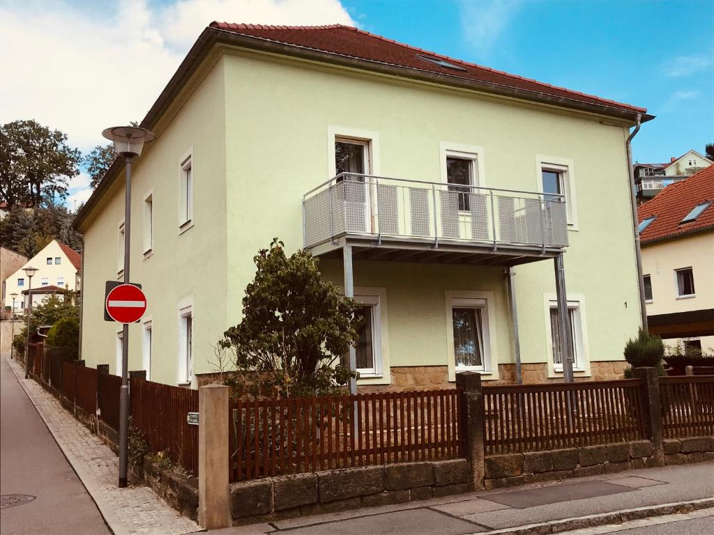 uma casa branca com uma varanda em cima em Ferienwohnung Horn em Pirna