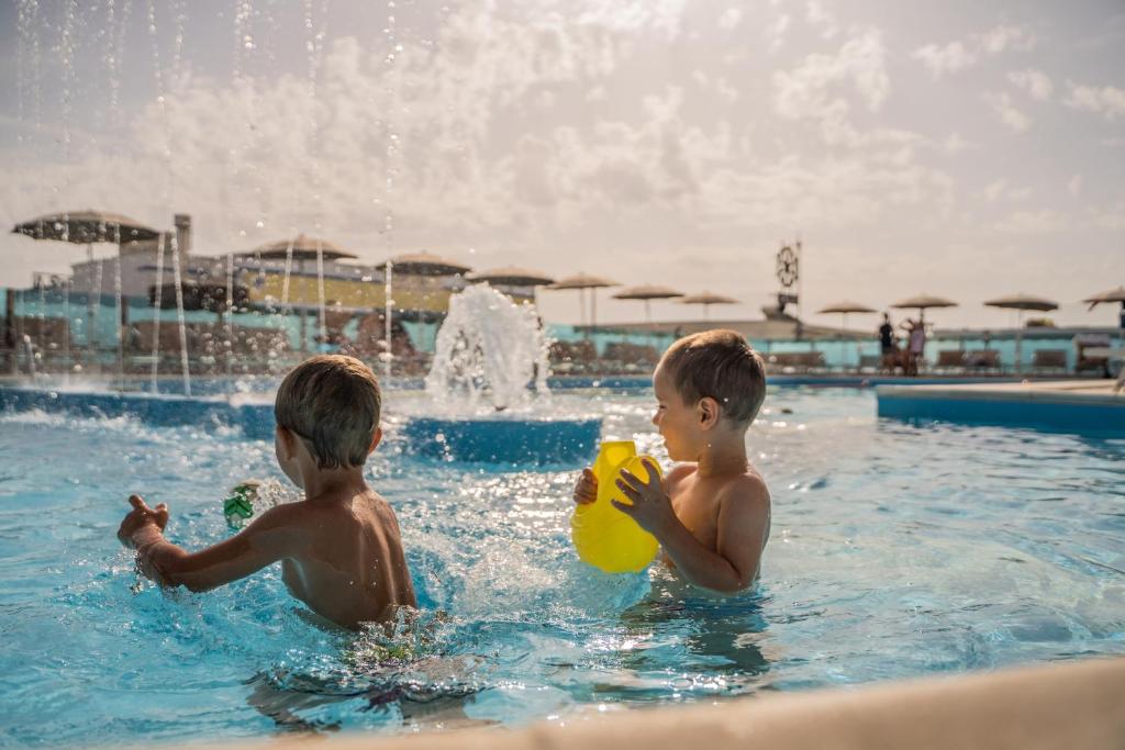 Bazén v ubytování Hotel Lungomare nebo v jeho okolí