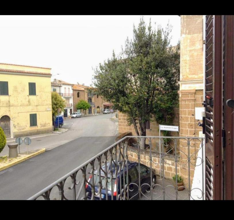 vistas a la calle desde el balcón de un edificio en Velia's Home Casa Vacanze B&b, en Castel SantʼElia
