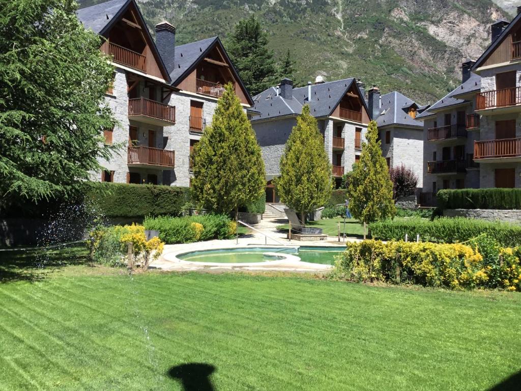 una sombra de una persona parada en un patio en LA COMA DE ALBA -NUEVO-, en Benasque