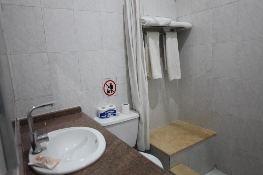 Koupelna v ubytování Rezeiky Hotel & Camp