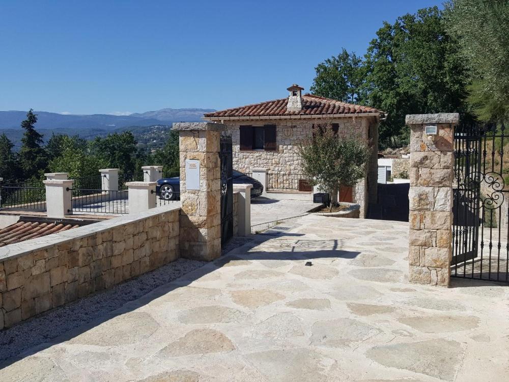 ein Gebäude mit einem Tor und einer Steinmauer in der Unterkunft Villa Lavendel in Montauroux