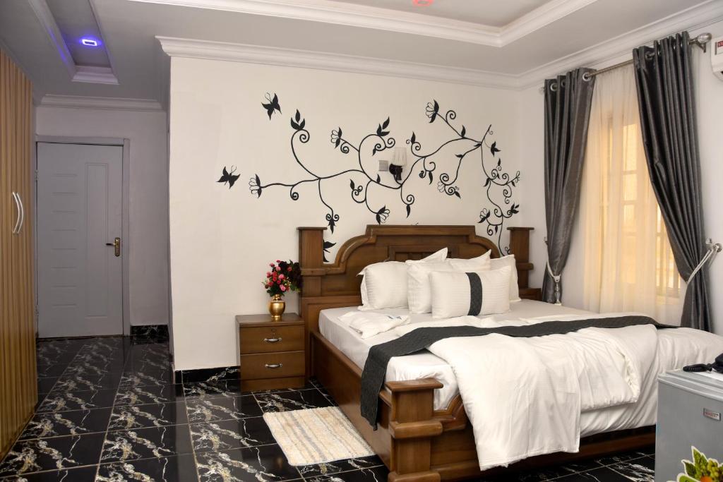 Un pat sau paturi într-o cameră la Mountain Top Lodge Hotel