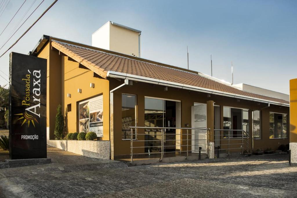 um edifício com um sinal em frente em Pousada Araxá em Araxá