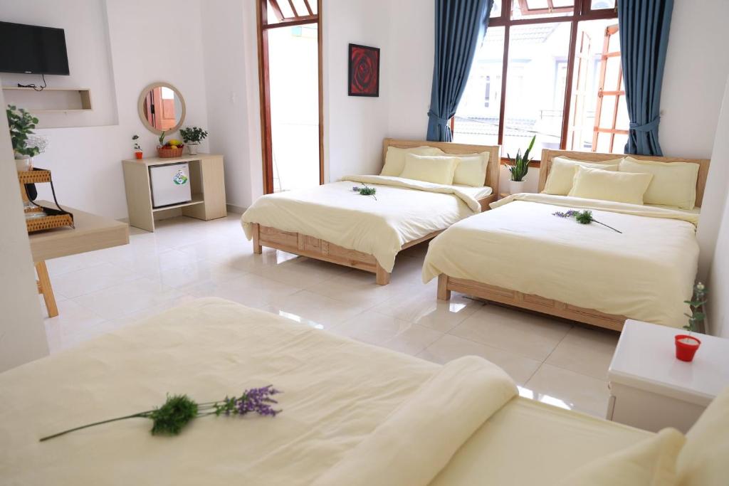Postel nebo postele na pokoji v ubytování Strawberry Hotel Dalat