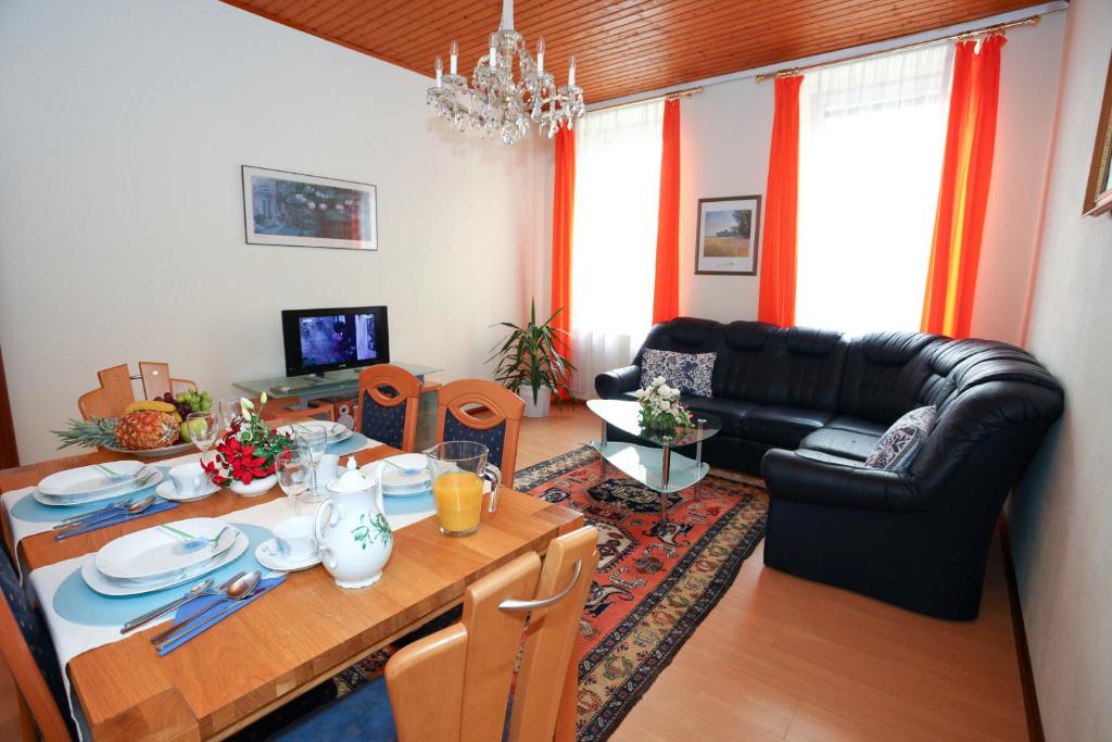 Uma área de estar em Classic Apartment I Close to Main Station I 10 Minutes to Belvedere
