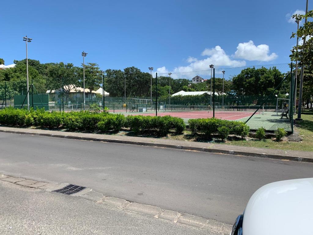Tenis a/nebo squash v ubytování Studio ds résidence sécurisée avec vue & accès à la mer . nebo okolí