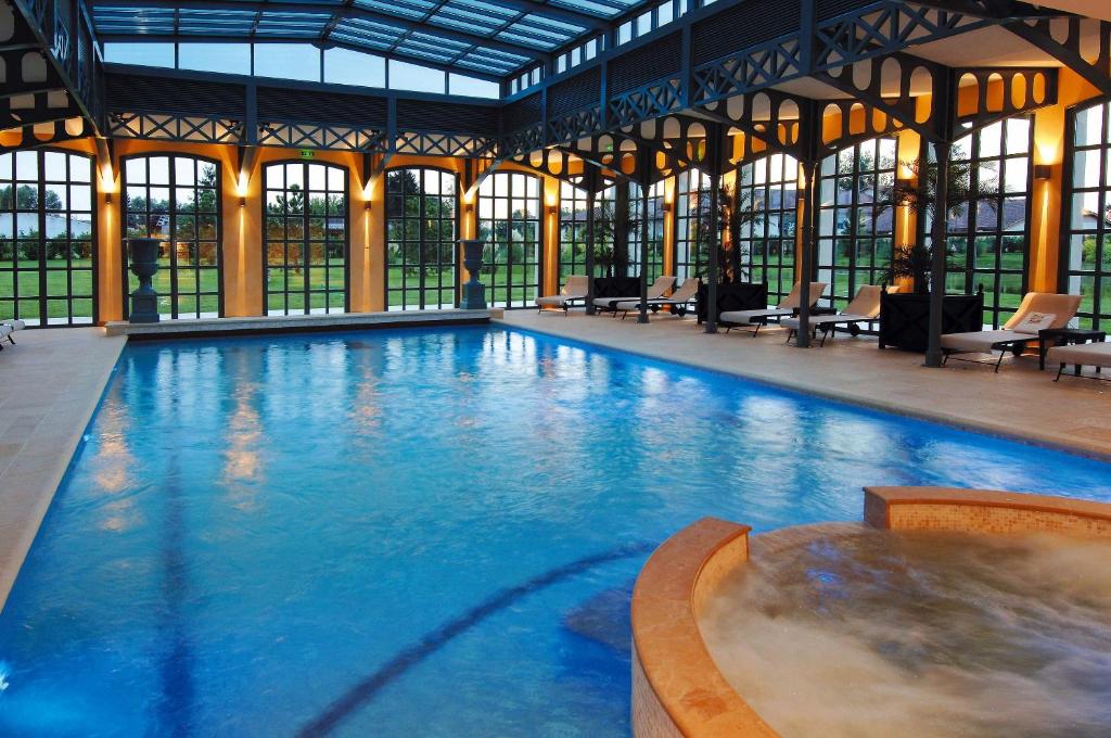 Bazén v ubytování Georges Blanc Parc & Spa nebo v jeho okolí