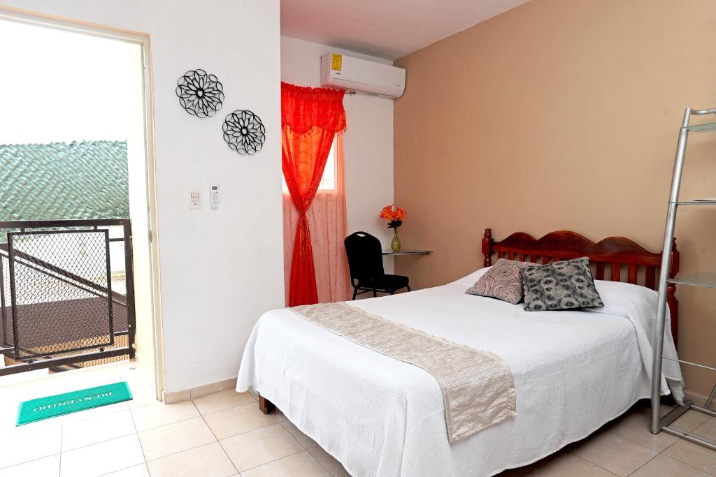 um quarto com uma cama e uma janela em Casa de Ana - Habitación privada em Cancún