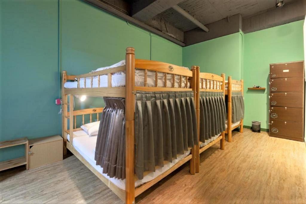 Postel nebo postele na pokoji v ubytování DongNing Atlas Hotel