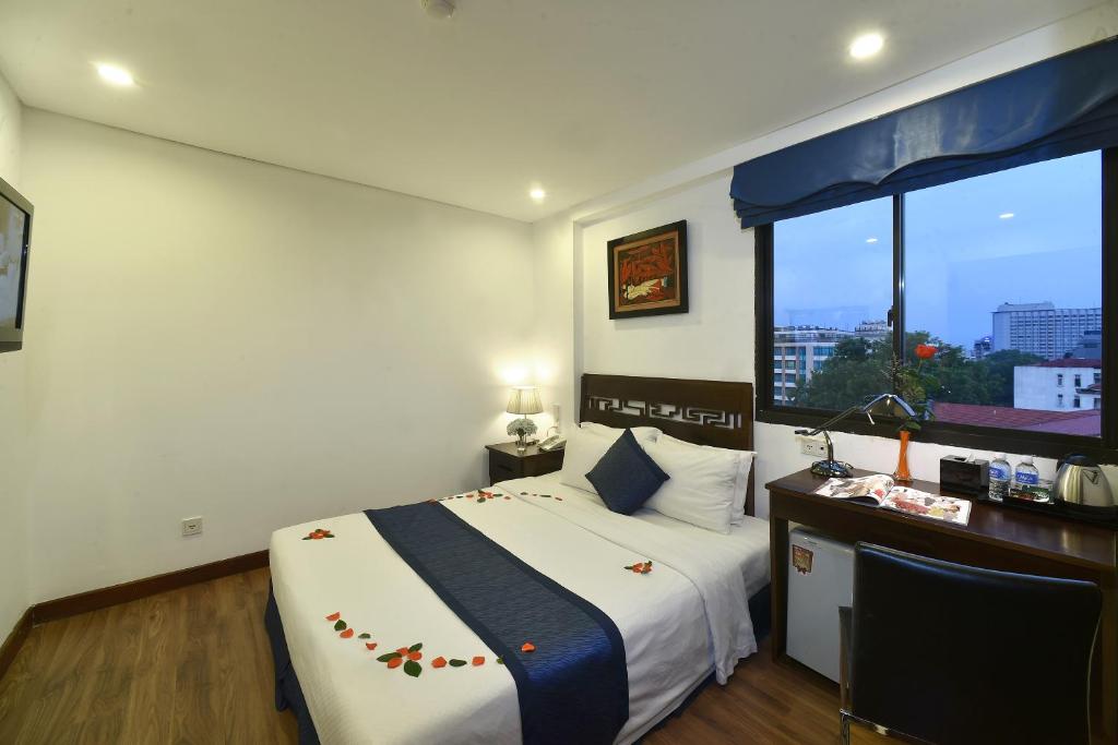 Postel nebo postele na pokoji v ubytování Hanoi Eternity Hotel