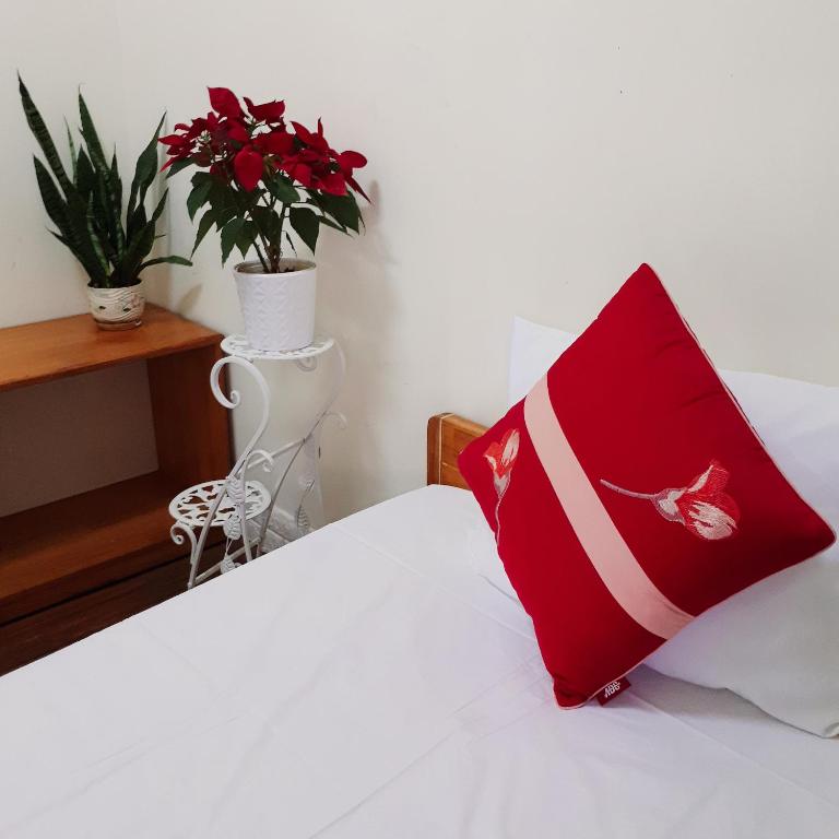 Postel nebo postele na pokoji v ubytování Forget Me Not Hotel