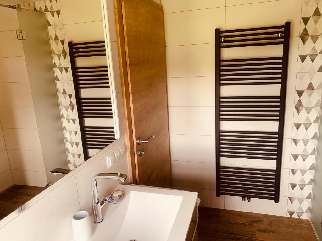 A bathroom at REnthouse - Ferienhaus am Weinberg