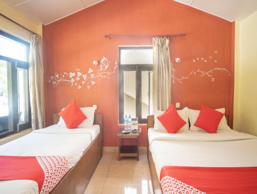 Letto o letti in una camera di Chitwan Riverside Resort